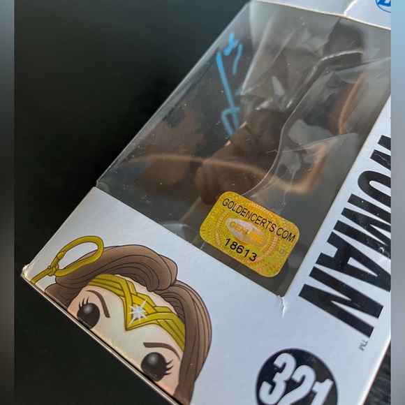 Gal Gadot signed Funko Pop! #321 Wonder Woman with COA - Picture 7 of 8